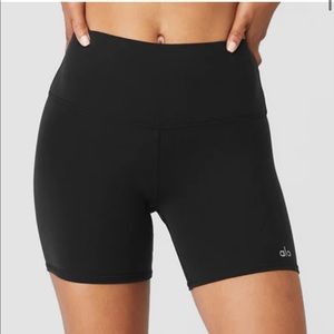 ALO YOGA High Waist Biker Short in Black - 5 inch